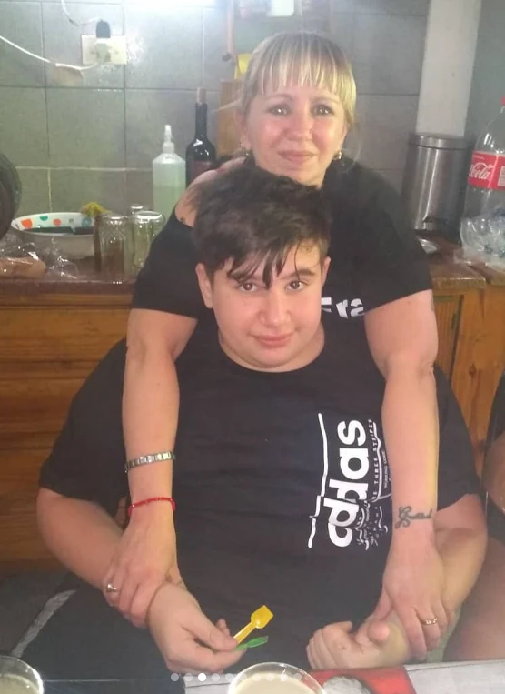 Nico con su mamá en una fotografía familiar